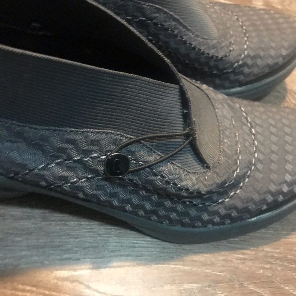 Comfortable Bzees grey cloth shoes - Picture 2 of 4
